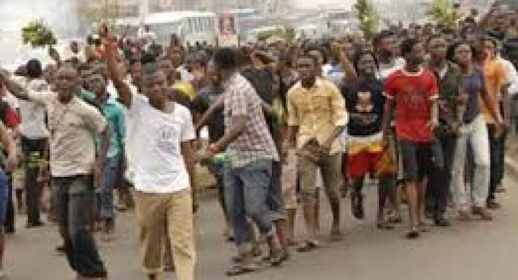 BREAKING: Oyetola orders probe as fresh protest hits Osogbo