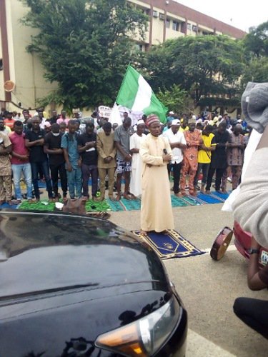 #EndSARS protesters hold Jummat Prayers on the road