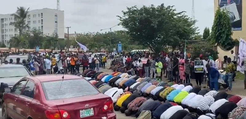 #EndSARS protesters hold Jummat Prayers on the road