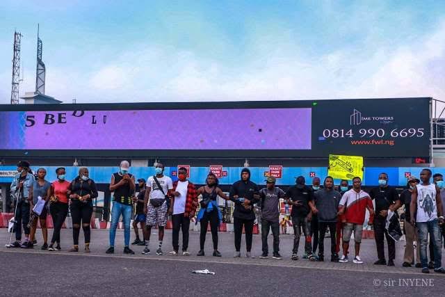 BREAKING: Security Operatives fire gunshots to disperse #EndSARS protesters in Lekki