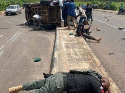 Breaking: Two dead, 8 injured as Police Hilux van crashed in Ondo