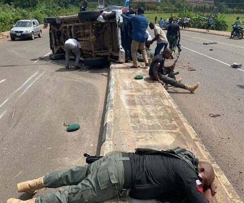Breaking: Two dead, 8 injured as Police Hilux van crashed in Ondo