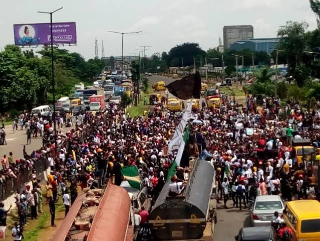 #EndSARS protesters block Lagos-Ibadan Expressway