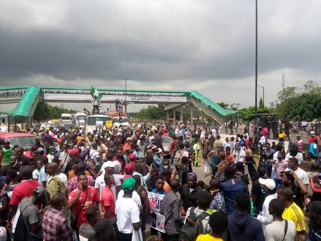 #EndSARS protesters block Lagos-Ibadan Expressway
