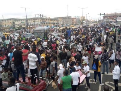 BREAKING: Two killed, several injured as thugs attack Oyetola’s convoy while addressing #EndSARS protesters in Osogbo