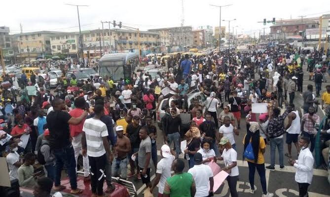 BREAKING: Two killed, several injured as thugs attack Oyetola’s convoy while addressing #EndSARS protesters in Osogbo
