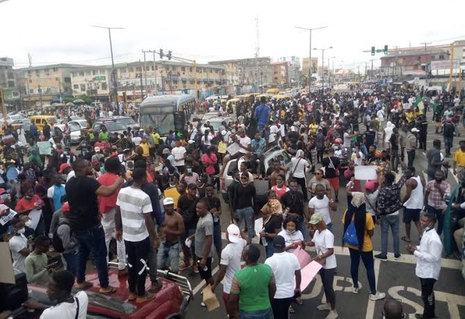 BREAKING: Two killed, several injured as thugs attack Oyetola’s convoy while addressing #EndSARS protesters in Osogbo