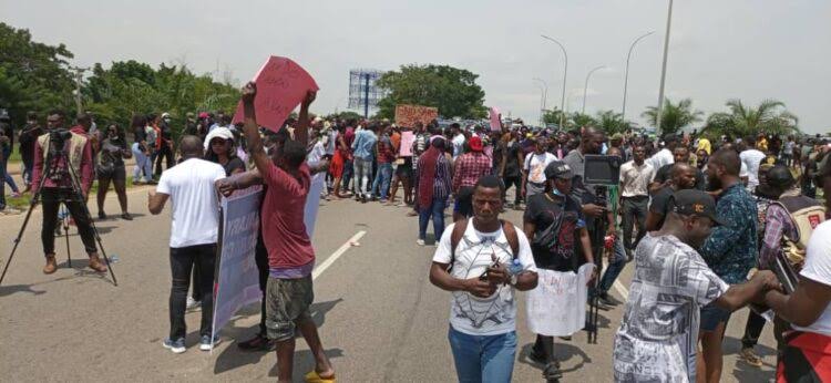 BREAKING: #EndSARS protesters shut Alausa Secretariat