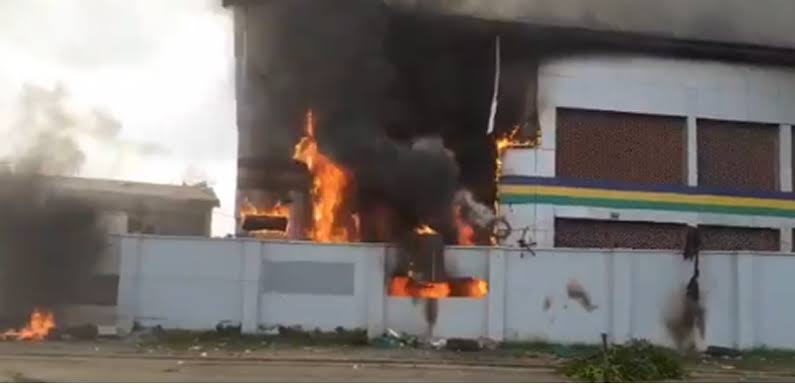 BREAKING: Hoodlums set Orile-Iganmu Police Station on fire
