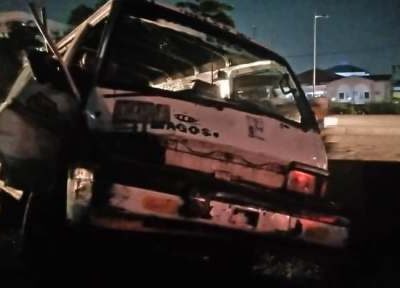 BREAKING: Four rescued as truck rammed into buses on Lagos/Ibadan Expressway