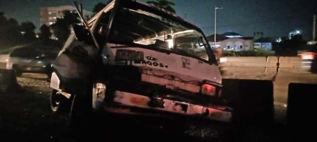 BREAKING: Four rescued as truck rammed into buses on Lagos/Ibadan Expressway