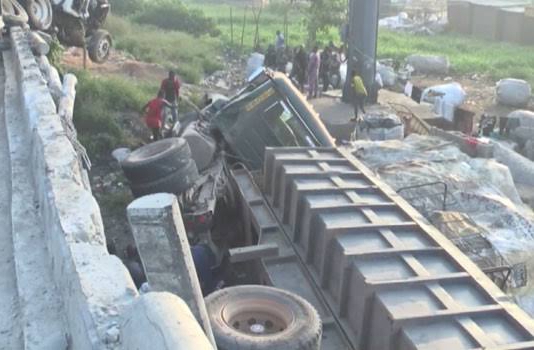 Truck, tanker accident causes gridlock on Kara axis of Lagos-Ibadan Expressway