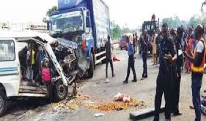 Six killed, nine injured in Lagos-Ibadan expressway crash