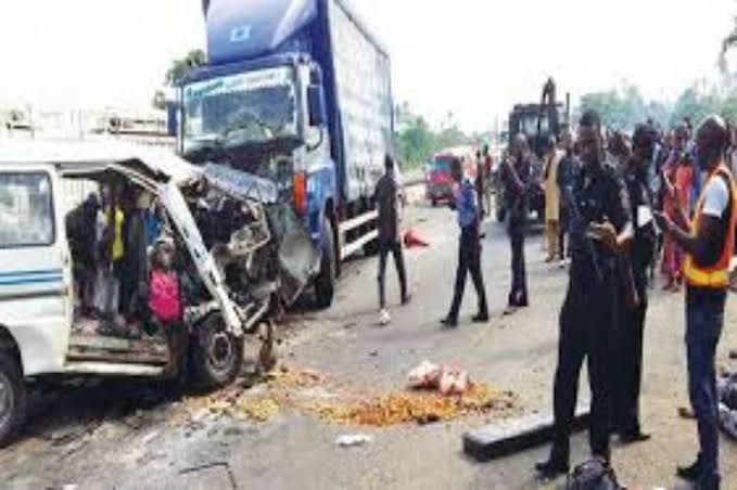 Six killed, nine injured in Lagos-Ibadan expressway crash