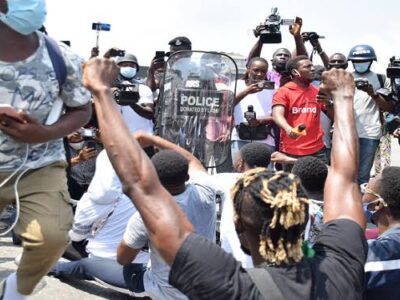 BREAKING: More protesters arrive at Lekki tollgate, arrested
