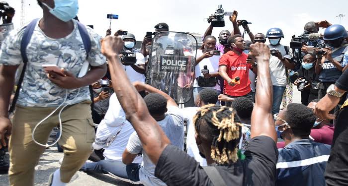 BREAKING: More protesters arrive at Lekki tollgate, arrested