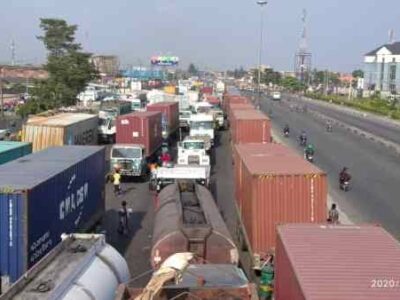 Apapa gridlock: Sanwo-Olu’s traffic team helpless as miscreants, “okada” riders take over road