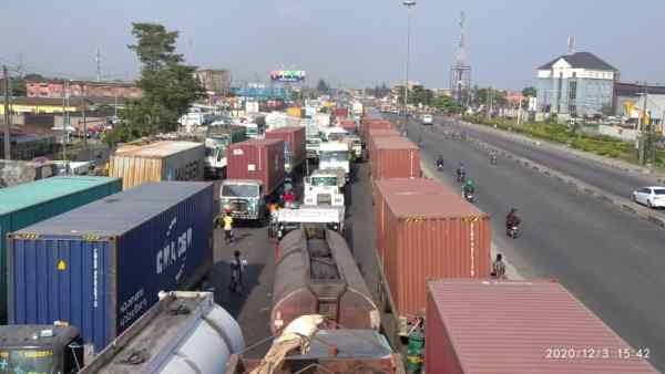 Apapa gridlock: Sanwo-Olu’s traffic team helpless as miscreants, “okada” riders take over road
