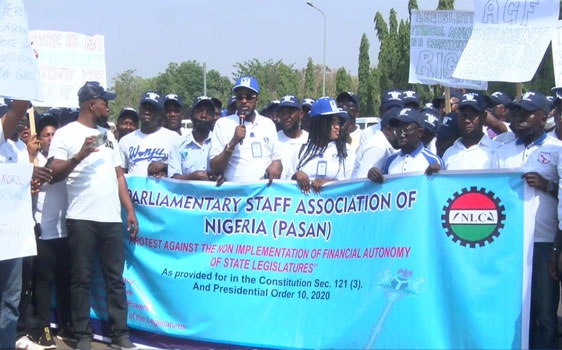 Parliamentary Workers Protest At NASS Gate, Threaten To Shut Down State Assemblies