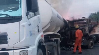 Fire guts 7 vehicles on Otedola Bridge