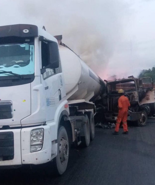 Fire guts 7 vehicles on Otedola Bridge