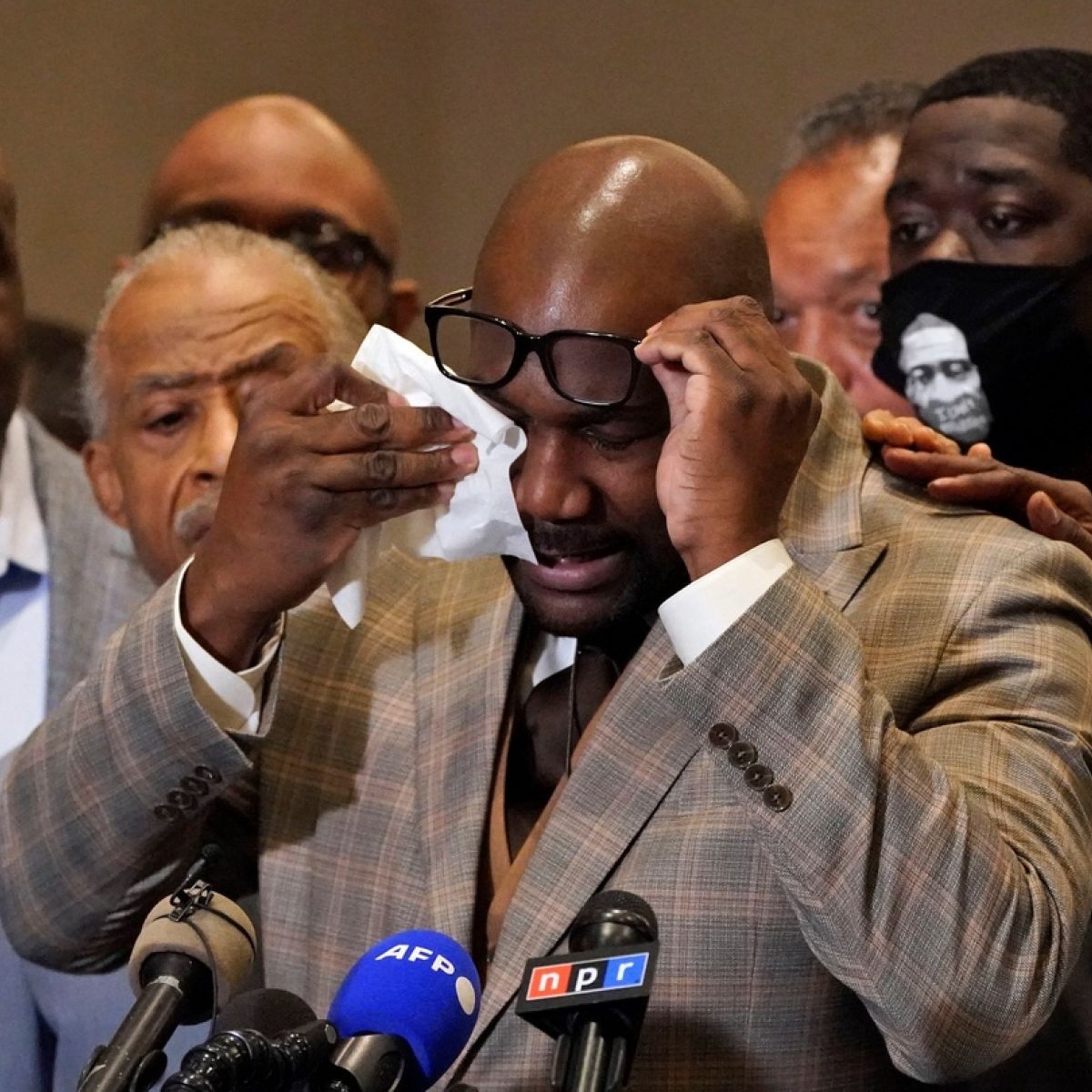 But they also said that more needed to be done.  Police officers have rarely been convicted - if they are charged at all - for deaths that occur in custody, and the verdict in the trial has been widely seen as an indication of how the US legal system will treat such cases in future.  At a family news conference, Mr Floyd's brother Philonise said: "Today, we are able to breathe again."  The Floyd family's lawyer, Ben Crump, said the conviction marked a "turning point in history" for the US.  According to the Washington Post newspaper, 274 people have been fatally shot by US police in 2021.  Shortly before the verdict on Tuesday, a police officer in the state of Ohio shot dead a 16-year-old black girl while responding to an emergency call over an attempted stabbing.