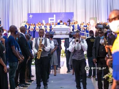 Tears as Pastor Dare Adeboye is buried