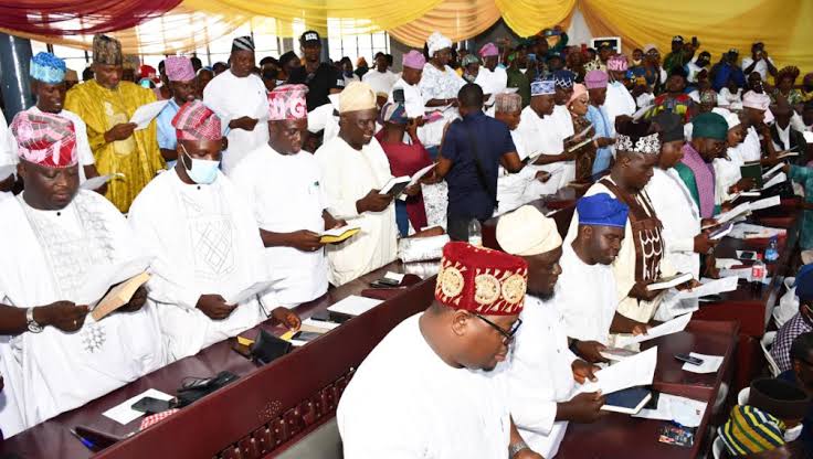 Makinde swears in 32 newly elected LG Chairmen in Oyo