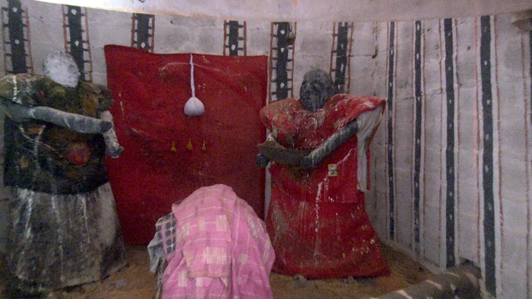 The Economic and Financial Crimes Commission, EFCC, has arrested Abayomi Kamaldeen Alaka (a.k.a Awise), leader of a deadly syndicate of juju scammers that operates from a shrine at Ashipa Town, near Abeokuta Ogun State.