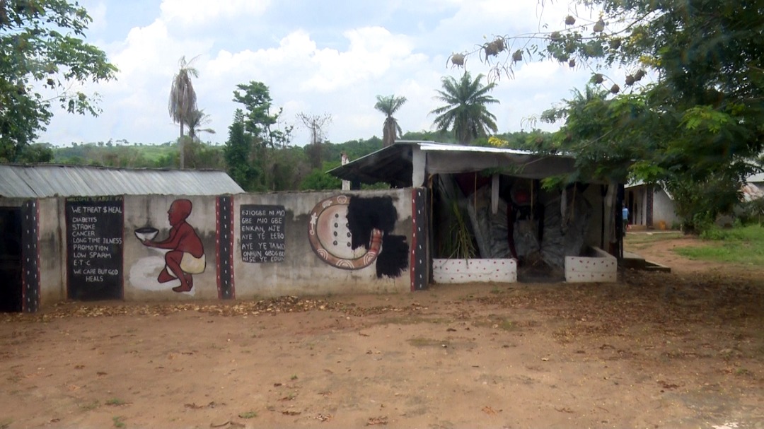 The Economic and Financial Crimes Commission, EFCC, has arrested Abayomi Kamaldeen Alaka (a.k.a Awise), leader of a deadly syndicate of juju scammers that operates from a shrine at Ashipa Town, near Abeokuta Ogun State.