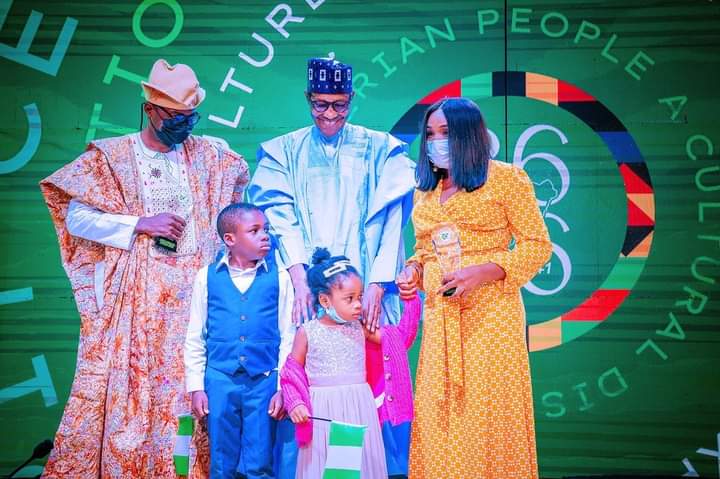 (PHOTOS) Buhari unveils world’s largest pictorial book, ‘Discover Nigeria’