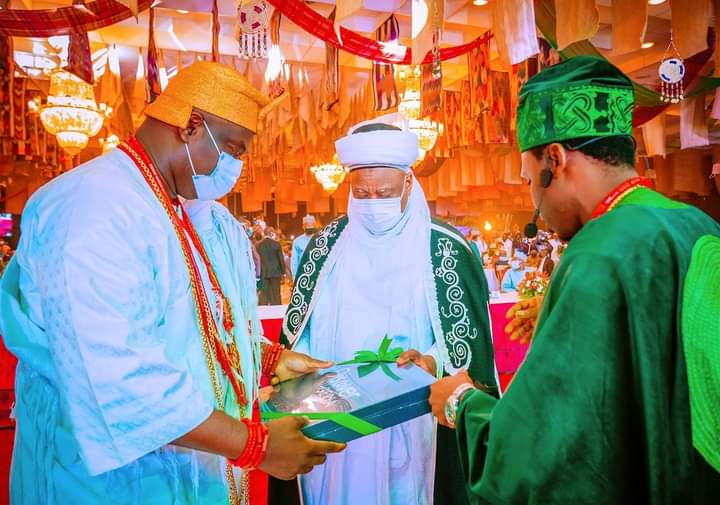 (PHOTOS) Buhari unveils world’s largest pictorial book, ‘Discover Nigeria’