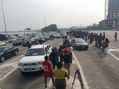 BREAKING: Gridlock as #EndSARS memorial protesters shut down Lekki tollgate (VIDEOS)