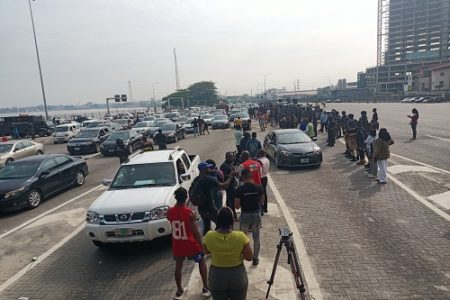 BREAKING: Gridlock as #EndSARS memorial protesters shut down Lekki tollgate (VIDEOS)