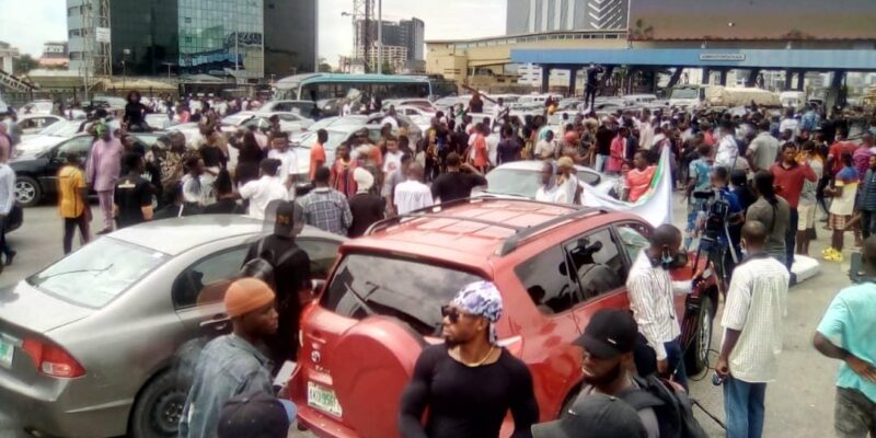 JUST IN: Uproar as police disperse protesters at Lekki Tollgate, fire teargas canister (VIDEOS)