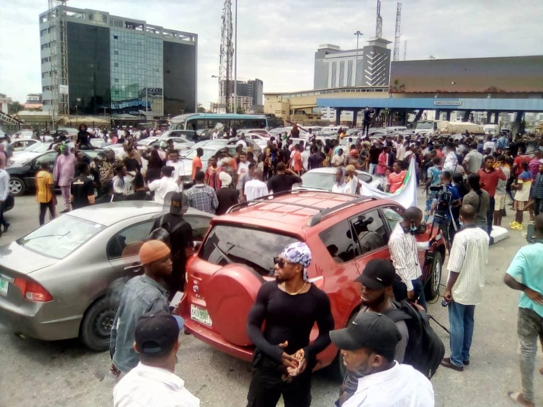 JUST IN: Uproar as police disperse protesters at Lekki Tollgate, fire teargas canister (VIDEOS)