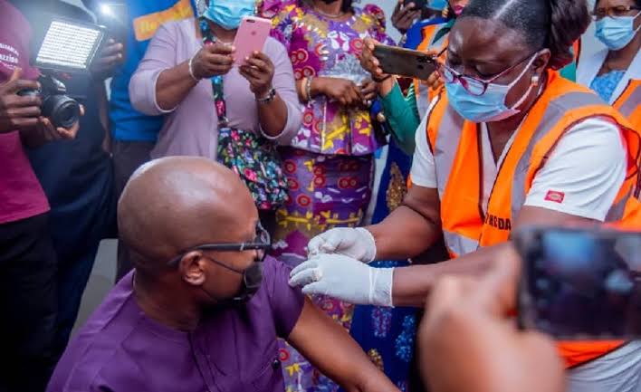 BREAKING: FG sets December 1st deadline for civil servants to take COVID-19 vaccine