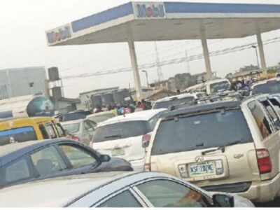 Fuel scarcity worsens in Lagos, Abuja as major marketers receive 2 vessels of petrol