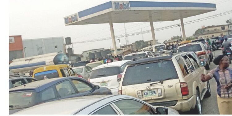 Fuel scarcity worsens in Lagos, Abuja as major marketers receive 2 vessels of petrol