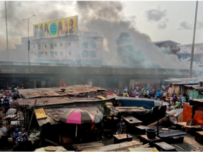 Panic as fire razes shops at Apongbon market (VIDEO)