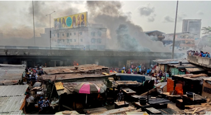 Panic as fire razes shops at Apongbon market (VIDEO)