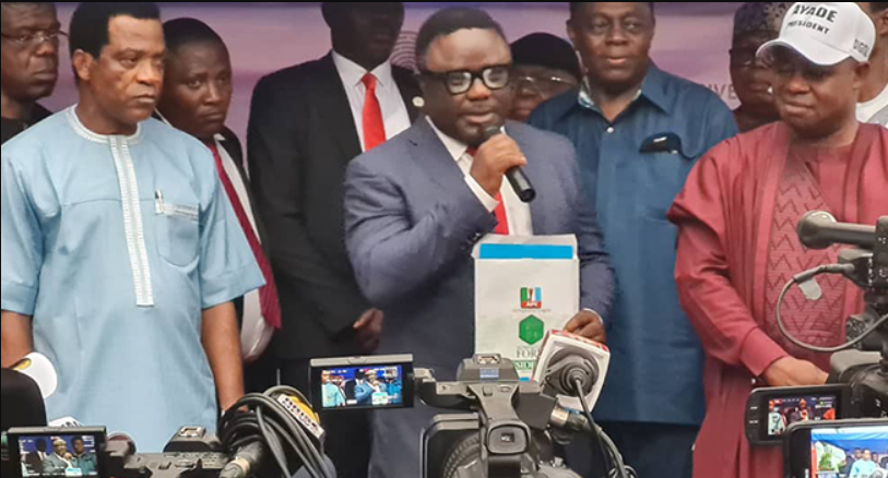2023: Groups present APC presidential forms to Ayade, Sylva