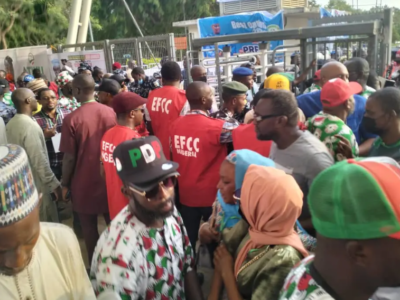 BREAKING: Panic as EFCC operatives storm PDP presidential primary