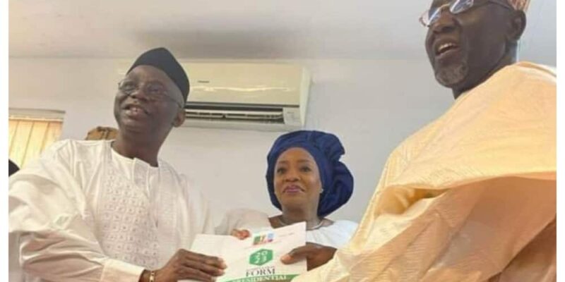 [BREAKING] 2023 Presidency: Pastor Tunde Bakare picks N100m APC nomination form