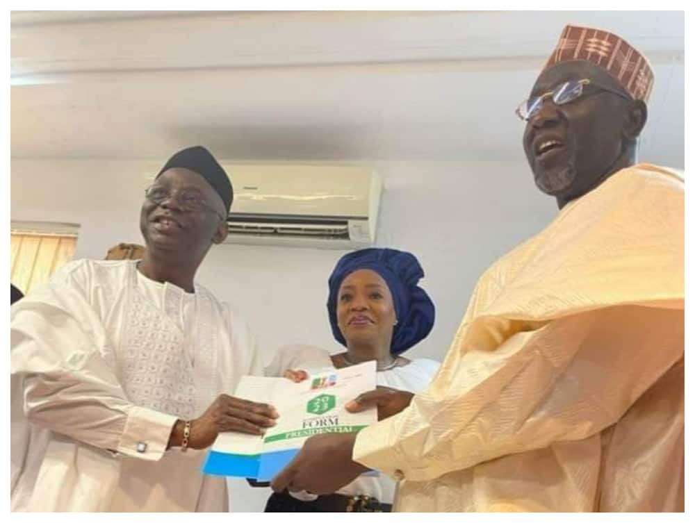 [BREAKING] 2023 Presidency: Pastor Tunde Bakare picks N100m APC nomination form
