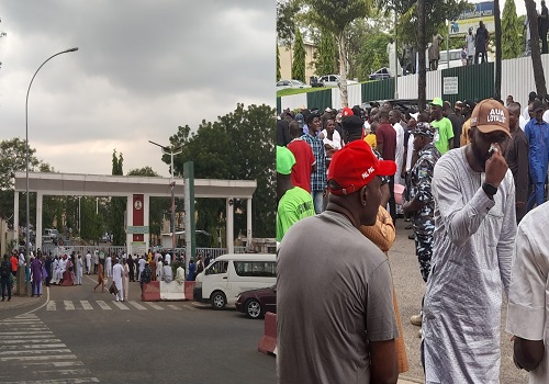 JUST IN: Workers trapped as youths ground FCTA Secretariat
