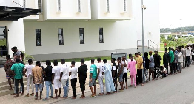 EFCC arrests 140 suspected ‘Yahoo Boys’ in Ikorodu