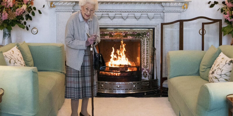 Royal family gathers as Queen Elizabeth’s doctors sound health alarm