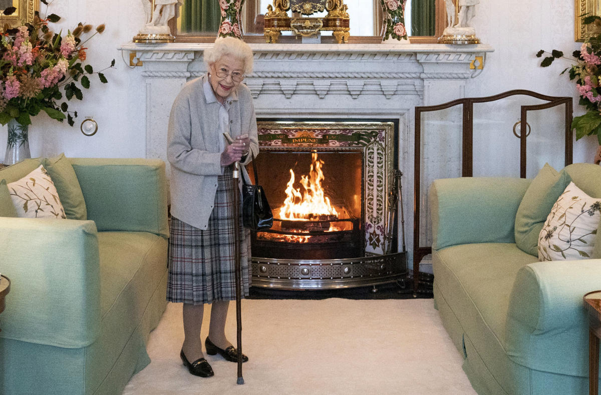 Royal family gathers as Queen Elizabeth’s doctors sound health alarm