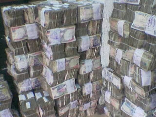 EFCC hails CBN, moves to clampdown on currency hoarders